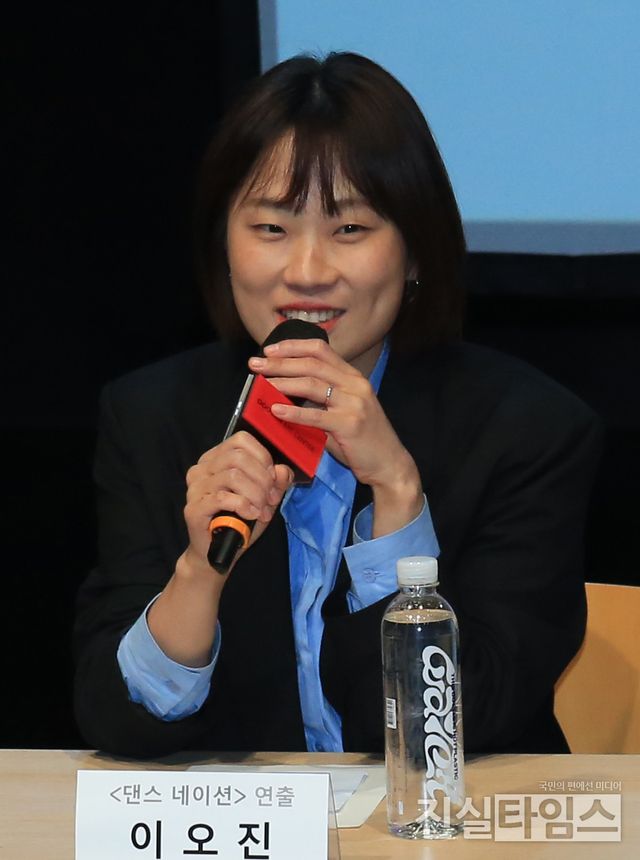 공연 프로그램 소개하는 이오진 연극 '데스 네이션' 연출 (서울=진실타임스) 이윤영 기자 = 두산인문극장 2023 : Age, Age, Age 나이, 세대, 시대 제작발표회가 20일 오후 2시 서울 종로구 종로 33길 15 두산아트센터 스페이스111에서 열렸다.&nbsp;이 날, 이오진 연극 '데스 네이션' 연출이 공연 프로그램을 소개 하고 있다. 2023.3.20&nbsp;jinsiltimesdesk@jinsiltimes.org&nbsp;