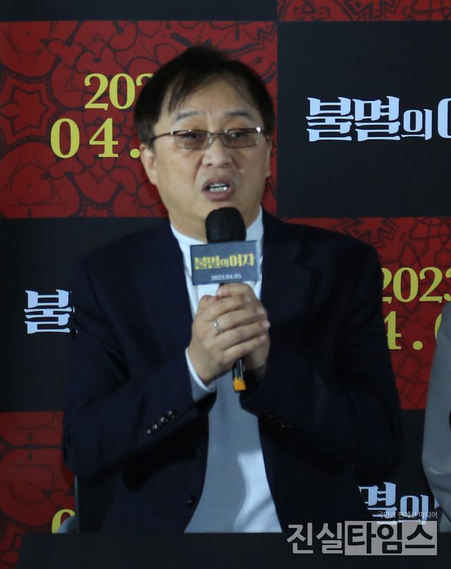 인사말하는 최종태 감독&nbsp;(서울=진실타임스) 이윤영 기자 =&nbsp;한국영화 '불멸의 여자'&nbsp;언론시사회 및 기자간담회가 21일 오후 2시&nbsp;서울 용산구 한강대로 23길 55 아이파크몰 6층&nbsp;용산CGV 아이파크몰에서 열렸다.&nbsp;이 날, '불멸의 여자' 연출을 맡은 최종태 감독이 인사말을 하고 있다. 2023.3.21&nbsp;jinsiltimesdesk@jinsiltimes.org