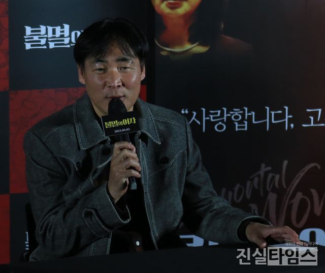 인사말하는 최원석 연극연출가&nbsp;(서울=진실타임스) 이윤영 기자 =&nbsp;한국영화 '불멸의 여자'&nbsp;언론시사회 및 기자간담회가 21일 오후 2시&nbsp;서울 용산구 한강대로 23길 55 아이파크몰 6층&nbsp;용산CGV 아이파크몰에서 열렸다.&nbsp;이 날, 최원석 연극연출가가&nbsp;인사말을 하고 있다. 2023.3.21&nbsp;jinsiltimesdesk@jinsiltimes.org