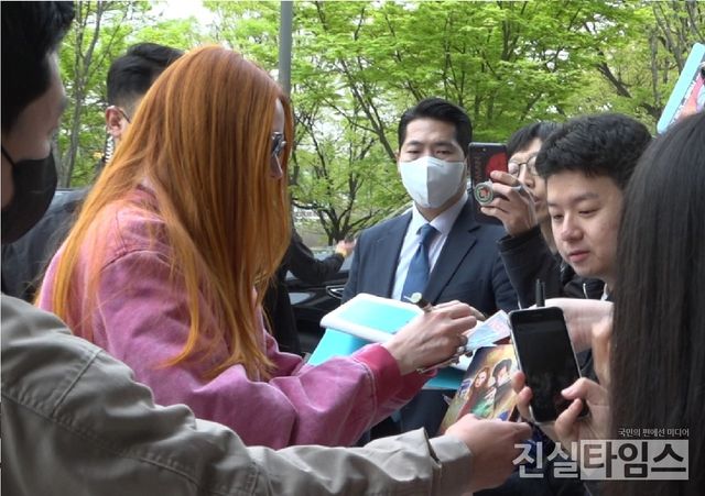 정성껏 사인하는 카렌 길런&nbsp;(김포=진실타임스) 이윤영 기자 = 외화 '가디언즈 오브 갤럭시 : Volume 3' 내한 제임스&nbsp;건 감독, 크리스 프랫, 카렌 길런&nbsp;배우가 17일 오후 6시&nbsp;서울 강서구 하늘길 38 김포국제공항 국제선 비즈니스센터에서 입국했다.&nbsp;이 날, 카렌 길런 배우가 정성껏 사인을 하고 있다. 2023.4.17 jinsiltimesdesk@jinsiltimes.org