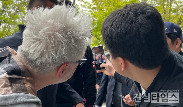 팬과 셀카 찍는 제임스 건 감독&nbsp;(김포=진실타임스) 이윤영 기자 = 외화 '가디언즈 오브 갤럭시 : Volume 3' 내한 제임스&nbsp;건 감독, 크리스 프랫, 카렌 길런&nbsp;배우가 17일 오후 6시&nbsp;서울 강서구 하늘길 38 김포국제공항 국제선 비즈니스센터에서 입국했다.&nbsp;이 날, 가디언즈 오브 갤럭시 : Volume 3' 연출을 맡은 제임스 건 감독이 팬과 함께 셀카를 찍고 있다. 2023.4.17 jinsiltimesdesk@jinsiltimes.org