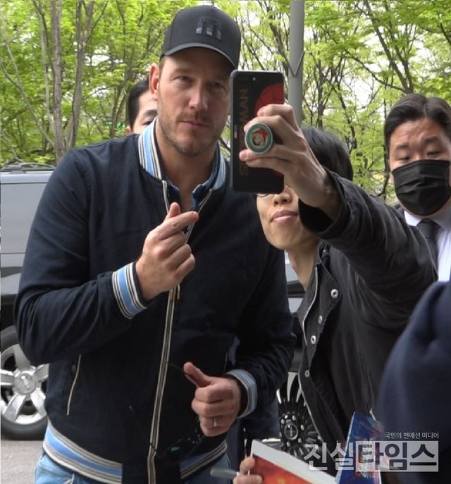 팬과 셀카 찍는 크리스 프랫&nbsp;(김포=진실타임스) 이윤영 기자 = 외화 '가디언즈 오브 갤럭시 : Volume 3' 내한 제임스&nbsp;건 감독, 크리스 프랫, 카렌 길런&nbsp;배우가 17일 오후 6시&nbsp;서울 강서구 하늘길 38 김포국제공항 국제선 비즈니스센터에서 입국했다.&nbsp;이 날, 크리스 프랫 배우가 팬과 셀카를 찍고 있다. 2023.4.17 jinsiltimesdesk@jinsiltimes.org