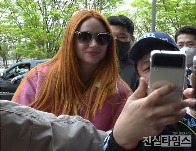 팬과 셀카 찍는 카렌 길런&nbsp;(김포=진실타임스) 이윤영 기자 = 외화 '가디언즈 오브 갤럭시 : Volume 3' 내한 제임스&nbsp;건 감독, 크리스 프랫, 카렌 길런&nbsp;배우가 17일 오후 6시&nbsp;서울 강서구 하늘길 38 김포국제공항 국제선 비즈니스센터에서 입국했다.&nbsp;이 날, 카렌 길런 배우가 팬과 셀카를 찍고 있다. 2023.4.17 jinsiltimesdesk@jinsiltimes.org