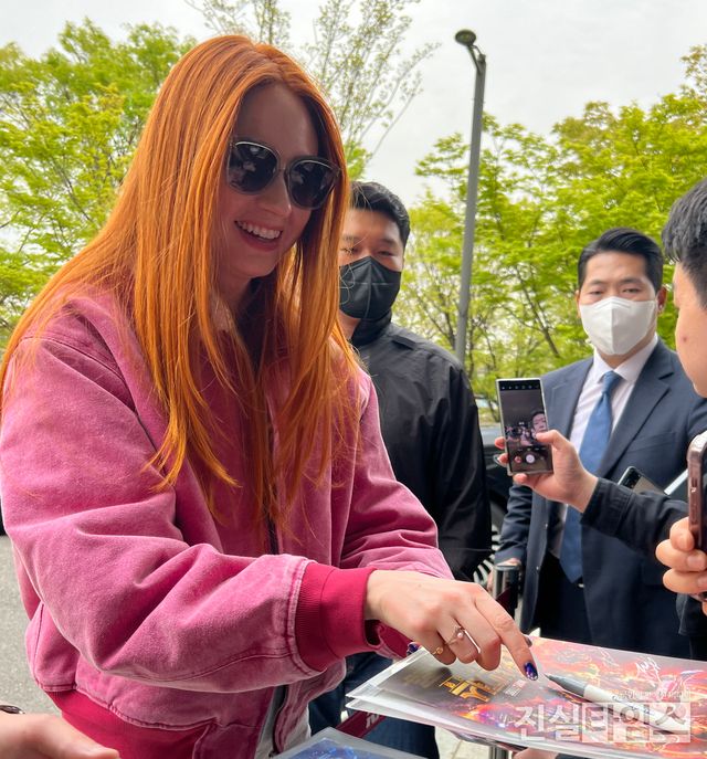 정성껏 사인하는 카렌 길런&nbsp;(김포=진실타임스) 이윤영 기자 = 외화 '가디언즈 오브 갤럭시 : Volume 3' 내한 제임스&nbsp;건 감독, 크리스 프랫, 카렌 길런&nbsp;배우가 17일 오후 6시&nbsp;서울 강서구 하늘길 38 김포국제공항 국제선 비즈니스센터에서 입국했다.&nbsp;이 날, 카렌 길런 배우가 정성껏 사인을 하고 있다. 2023.4.17 jinsiltimesdesk@jinsiltimes.org