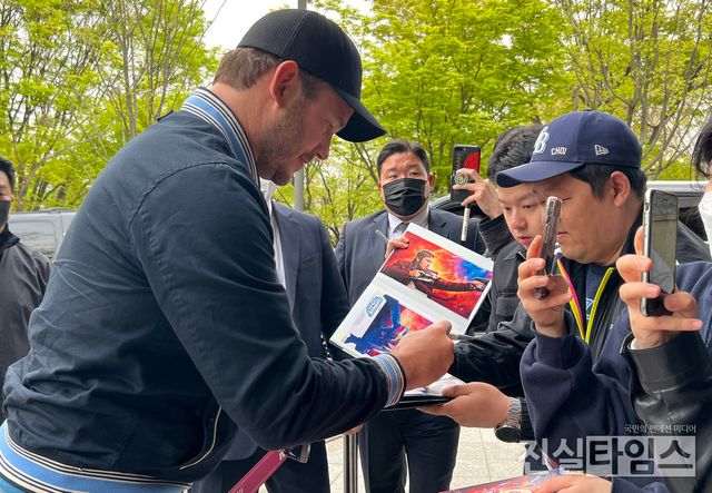 정성껏 사인하는 크리스 프랫&nbsp;(김포=진실타임스) 이윤영 기자 = 외화 '가디언즈 오브 갤럭시 : Volume 3' 내한 제임스&nbsp;건 감독, 크리스 프랫, 카렌 길런&nbsp;배우가 17일 오후 6시&nbsp;서울 강서구 하늘길 38 김포국제공항 국제선 비즈니스센터에서 입국했다.&nbsp;이 날, 크리스 프랫 배우가 정성껏 사인을 하고 있다. 2023.4.17 jinsiltimesdesk@jinsiltimes.org