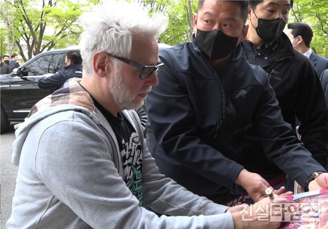 정성껏 사인하는 제임스 건 감독&nbsp;(김포=진실타임스) 이윤영 기자 = 외화 '가디언즈 오브 갤럭시 : Volume 3' 내한 제임스&nbsp;건 감독, 크리스 프랫, 카렌 길런&nbsp;배우가 17일 오후 6시&nbsp;서울 강서구 하늘길 38 김포국제공항 국제선 비즈니스센터에서 입국했다.&nbsp;이 날, 가디언즈 오브 갤럭시 : Volume 3' 연출을 맡은 제임스 건 감독이 정성껏 사인을 하고 있다. 2023.4.17 jinsiltimesdesk@jinsiltimes.org
