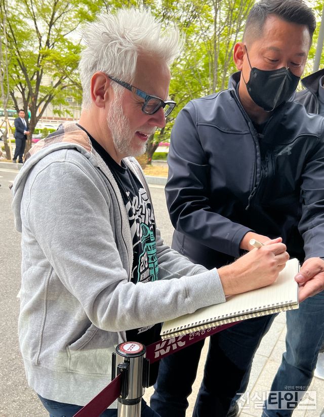 정성껏 사인하는 제임스 건 감독&nbsp;(김포=진실타임스) 이윤영 기자 = 외화 '가디언즈 오브 갤럭시 : Volume 3' 내한 제임스&nbsp;건 감독, 크리스 프랫, 카렌 길런&nbsp;배우가 17일 오후 6시&nbsp;서울 강서구 하늘길 38 김포국제공항 국제선 비즈니스센터에서 입국했다.&nbsp;이 날, 가디언즈 오브 갤럭시 : Volume 3' 연출을 맡은 제임스 건 감독이 정성껏 사인을 하고 있다. 2023.4.17 jinsiltimesdesk@jinsiltimes.org
