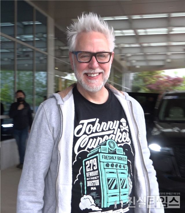 미소 짓는 제임스 건 감독&nbsp;(김포=진실타임스) 이윤영 기자 = 외화 '가디언즈 오브 갤럭시 : Volume 3' 내한 제임스&nbsp;건 감독, 크리스 프랫, 카렌 길런&nbsp;배우가 17일 오후 6시&nbsp;서울 강서구 하늘길 38 김포국제공항 국제선 비즈니스센터에서 입국했다.&nbsp;이 날, 가디언즈 오브 갤럭시 : Volume 3' 연출을 맡은 제임스 건 감독이 팬들을 향해 미소를 짓고 있다. 2023.4.17 jinsiltimesdesk@jinsiltimes.org