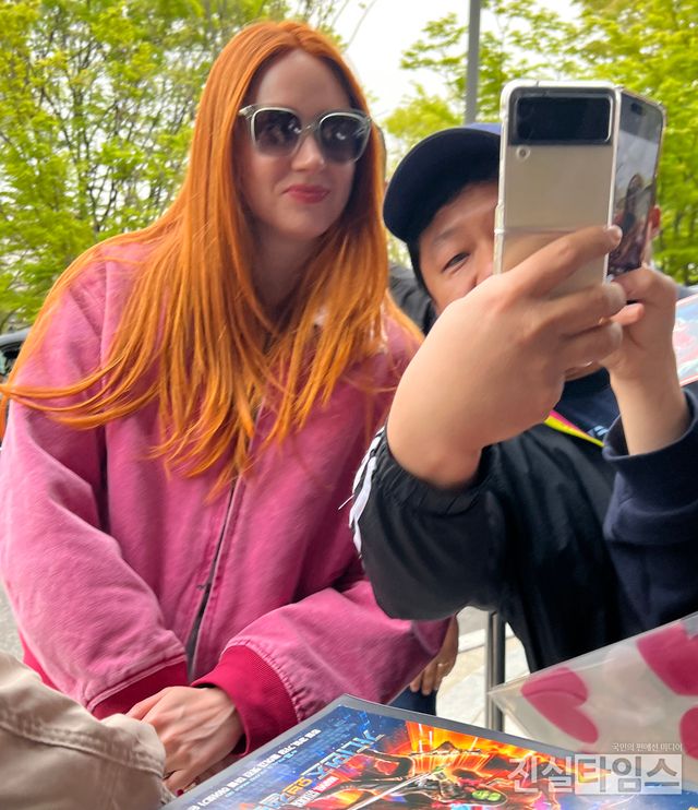 팬과 셀카 찍는 카렌 길런&nbsp;(김포=진실타임스) 이윤영 기자 = 외화 '가디언즈 오브 갤럭시 : Volume 3' 내한 제임스&nbsp;건 감독, 크리스 프랫, 카렌 길런&nbsp;배우가 17일 오후 6시&nbsp;서울 강서구 하늘길 38 김포국제공항 국제선 비즈니스센터에서 입국했다.&nbsp;이 날, 카렌 길런 배우가 팬과 셀카를 찍고 있다. 2023.4.17 jinsiltimesdesk@jinsiltimes.org