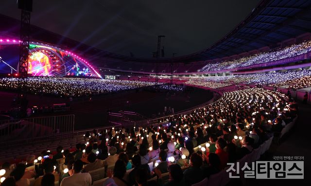 3만 5천 석 관객과 하나가 된 '2023. 조용필 및 위대한 탄생 콘서트' (서울=진실타임스) 이윤영 기자 =&nbsp;2023. 조용필 및 위대한 탄생 콘서트가 13일 오후 7시 30분 서울 송파구 올림픽로 25 잠실종합운동장 올림픽주경기장에서 열렸다.&nbsp;이 날, 가수 조용필이 녹록치 않은 라이브를 과시하면 3만 5천 석 규모의 어머니, 아버지 관객들 등 마음을 사로잡으면 열띤 무대를 선보이고 있다. 2023.5.13&nbsp;jinsiltimesdesk@jinsiltimes.org [인사이트엔터테인먼트 제공 재판매 및 DB 금지]