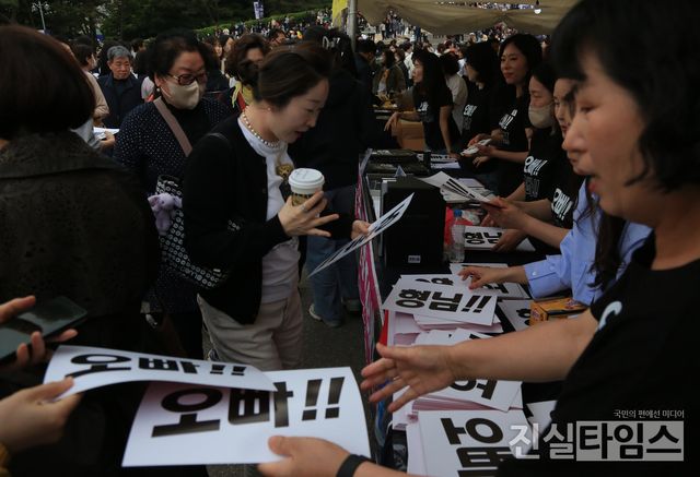 '오빠'·'형님' 손팻말을 관객에게 전달하는 관계자들 (서울=진실타임스) 이윤영 기자 =&nbsp;2023. 조용필 및 위대한 탄생 콘서트가 13일 오후 7시 30분 서울 송파구 올림픽로 25 잠실종합운동장 올림픽주경기장에서 열렸다.&nbsp;이 날, 관계자들이 콘서트 보러 가족 단위 관객들에게 '오빠', '형님' 손팻말을 전달 하고 있다. 2023.5.13&nbsp;jinsiltimesdesk@jinsiltimes.org