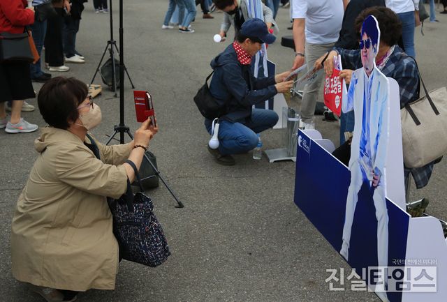 조용필 포토존에서 기념 촬영하는 관객들 (서울=진실타임스) 이윤영 기자 =&nbsp;2023. 조용필 및 위대한 탄생 콘서트가 13일 오후 7시 30분 서울 송파구 올림픽로 25 잠실종합운동장 올림픽주경기장에서 열렸다.&nbsp;이 날, 콘서트 보러 가족 단위 관객들이 조용필 포토존에서 기념 촬영을 하고 있다. 2023.5.13&nbsp;jinsiltimesdesk@jinsiltimes.org