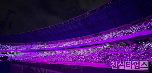 3만 5천 석 관객과 하나가 된&nbsp;'2023. 조용필 및 위대한 탄생 콘서트' (서울=진실타임스) 이윤영 기자 =&nbsp;2023. 조용필 및 위대한 탄생 콘서트가 13일 오후 7시 30분 서울 송파구 올림픽로 25 잠실종합운동장 올림픽주경기장에서 열렸다.&nbsp;이 날, 가수 조용필이 녹록치 않은 라이브를 과시하면 3만 5천 석 규모의 어머니, 아버지 관객들 등 마음을 사로잡으면 열띤 무대를 선보이고 있다. 2023.5.13&nbsp;jinsiltimesdesk@jinsiltimes.org