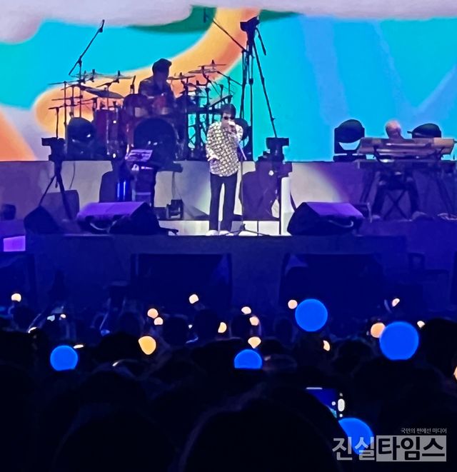 3만 5천 석 관객과 하나가 된 조용필 (서울=진실타임스) 이윤영 기자 =&nbsp;2023. 조용필 및 위대한 탄생 콘서트가 13일 오후 7시 30분 서울 송파구 올림픽로 25 잠실종합운동장 올림픽주경기장에서 열렸다.&nbsp;이 날, 가수 조용필이 화려한 무대를 선보이고 있다.&nbsp;2023.5.13&nbsp;jinsiltimesdesk@jinsiltimes.org