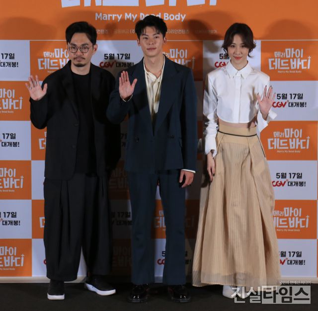 '메리 바이 데드 바디' 주역들&nbsp;(서울=진실타임스) 이윤영 기자 = 외화&nbsp;'메리 마이 데드 바디'&nbsp;언론시사회 및&nbsp;기자간담회가 12일 오후 2시&nbsp;서울 용산구 한강대로 23길 55 아이파크몰 6층 용산CGV 아이파크몰에서 열렸다.&nbsp;이 날, 청웨이하오 감독, 진바이런 프로듀서, 허광한 배우가 손인사 포토 포즈 취하고 있다. 2023.5.12&nbsp;jinsiltimesdesk@jinsiltimes.org