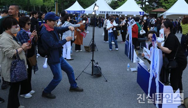 조용필 포토존에서 기념 촬영하는 관객들 (서울=진실타임스) 이윤영 기자 =&nbsp;2023. 조용필 및 위대한 탄생 콘서트가 13일 오후 7시 30분 서울 송파구 올림픽로 25 잠실종합운동장 올림픽주경기장에서 열렸다.&nbsp;이 날, 콘서트 보러 가족 단위 관객들이 조용필 포토존에서 기념 촬영을 하고 있다. 2023.5.13&nbsp;jinsiltimesdesk@jinsiltimes.org