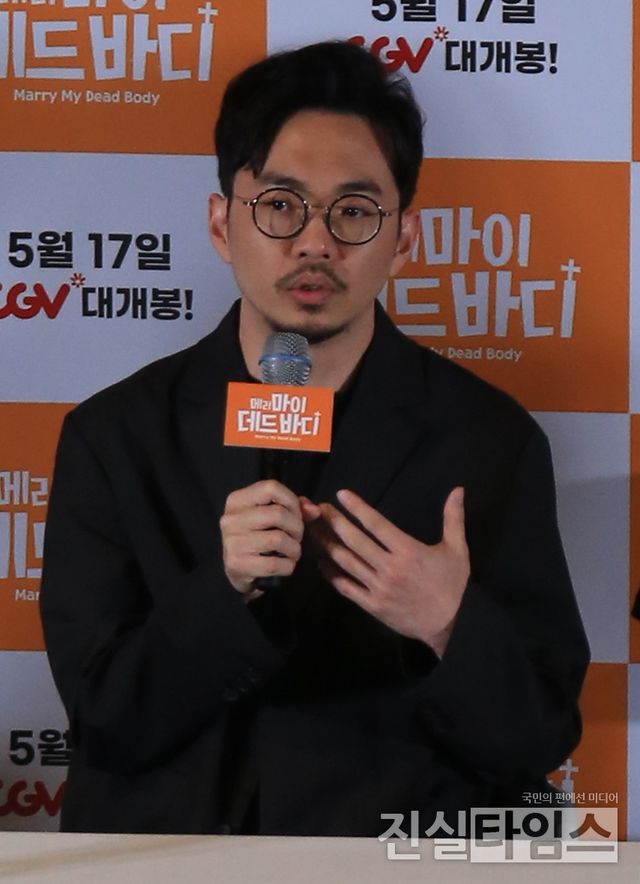 인사말하는 청웨이하오 감독&nbsp;(서울=진실타임스) 이윤영 기자 = 외화&nbsp;'메리 마이 데드 바디'&nbsp;언론시사회 및&nbsp;기자간담회가 12일 오후 2시&nbsp;서울 용산구 한강대로 23길 55 아이파크몰 6층 용산CGV 아이파크몰에서 열렸다.&nbsp;이 날, 청웨이하오 감독이 인사말을 하고 있다. 2023.5.12&nbsp;jinsiltimesdesk@jinsiltimes.org