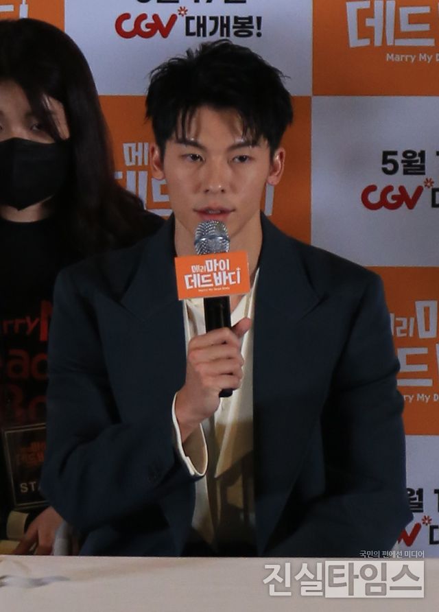 인사말하는 허광한&nbsp;(서울=진실타임스) 이윤영 기자 = 외화&nbsp;'메리 마이 데드 바디'&nbsp;언론시사회 및&nbsp;기자간담회가 12일 오후 2시&nbsp;서울 용산구 한강대로 23길 55 아이파크몰 6층 용산CGV 아이파크몰에서 열렸다.&nbsp;이 날, 허광한 배우가 인사말을 하고 있다. 2023.5.12&nbsp;jinsiltimesdesk@jinsiltimes.org