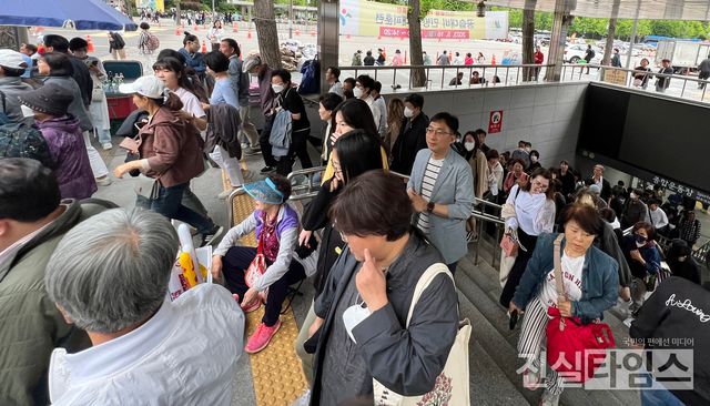 '2023. 조용필 및 위대한 탄생 콘서트' 보러 오는 시민들 (서울=진실타임스) 이윤영 기자 =&nbsp;2023. 조용필 및 위대한 탄생 콘서트가 13일 오후 7시 30분 서울 송파구 올림픽로 25 잠실종합운동장 올림픽주경기장에서 열렸다.&nbsp;이 날, 가족 단위 관객들이 콘서트 보러 지하철에서 콘서트장으로 발걸음을 재촉 하고 있다. 2023.5.13&nbsp;jinsiltimesdesk@jinsiltimes.org