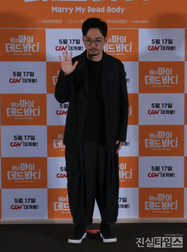 손인사하는 청웨이하오 감독&nbsp;(서울=진실타임스) 이윤영 기자 = 외화&nbsp;'메리 마이 데드 바디'&nbsp;언론시사회 및&nbsp;기자간담회가 12일 오후 2시&nbsp;서울 용산구 한강대로 23길 55 아이파크몰 6층 용산CGV 아이파크몰에서 열렸다.&nbsp;이 날, 청웨이하오 감독이 손인사 포토 포즈 취하고 있다. 2023.5.12&nbsp;jinsiltimesdesk@jinsiltimes.org