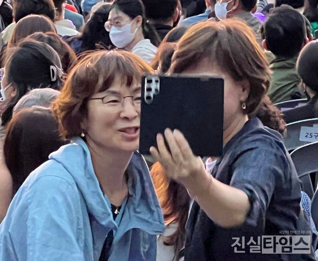 기념 사진 찍는 관객들 (서울=진실타임스) 이윤영 기자 =&nbsp;2023. 조용필 및 위대한 탄생 콘서트가 13일 오후 7시 30분 서울 송파구 올림픽로 25 잠실종합운동장 올림픽주경기장에서 열렸다.&nbsp;이 날, 관객들이 기념 사진을 찍고 있다. 2023.5.13&nbsp;jinsiltimesdesk@jinsiltimes.org