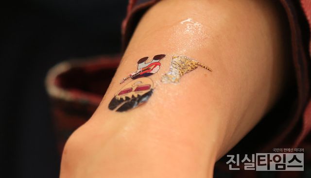 조용필 스티커 붙히는 관객들 (서울=진실타임스) 이윤영 기자 =&nbsp;2023. 조용필 및 위대한 탄생 콘서트가 13일 오후 7시 30분 서울 송파구 올림픽로 25 잠실종합운동장 올림픽주경기장에서 열렸다.&nbsp;이 날, 관계자들이 콘서트 보러 가족 단위 관객들이 조용필 스티커를 붙히고 있다. 2023.5.13&nbsp;jinsiltimesdesk@jinsiltimes.org