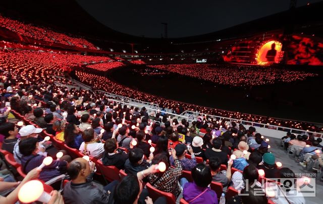 3만 5천 석 관객과 하나가 된&nbsp;'2023. 조용필 및 위대한 탄생 콘서트' (서울=진실타임스) 이윤영 기자 =&nbsp;2023. 조용필 및 위대한 탄생 콘서트가 13일 오후 7시 30분 서울 송파구 올림픽로 25 잠실종합운동장 올림픽주경기장에서 열렸다.&nbsp;이 날, 가수 조용필이 녹록치 않은 라이브를 과시하면 3만 5천 석 규모의 어머니, 아버지 관객들 등 마음을 사로잡으면 열띤 무대를 선보이고 있다. 2023.5.13&nbsp;jinsiltimesdesk@jinsiltimes.org [인사이트엔터테인먼트 제공 재판매 및 DB 금지]