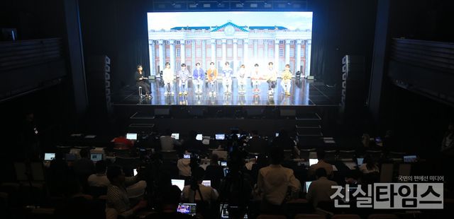 YOUNITE(유나이트) 4TH EP '빛 : BIT Part.1' 발매 기념 오프라인 미디어 기자간담회&nbsp;(서울=진실타임스) 이윤영 기자 = YOUNITE(유나이트) 4TH EP '빛 : BIT Part.1' 발매 기념 오프라인 미디어 쇼케이스 및 기자간담회가 17일 오후 4시 서울 마포구 백범로 35&nbsp;서강대학교 메리홀에서 열렸다.&nbsp;이 날,&nbsp;YOUNITE(유나이트) 은상, 우노, 스티브, 경문, 형석, 은호, 현승, 시온, 데이가 참석했다.&nbsp;2023.5.17&nbsp;jinsiltimesdesk@jinsiltimes.org