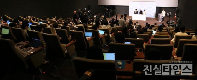 외화 ‘남은 인생 10년’ 내한 기자간담회 (서울=진실타임스)&nbsp;이윤영&nbsp;기자&nbsp;=&nbsp;외화&nbsp;‘남은&nbsp;인생&nbsp;10년’&nbsp;내한&nbsp;기자간담회가&nbsp;5일&nbsp;오전&nbsp;11시&nbsp;서울&nbsp;용산구&nbsp;한강대로&nbsp;23길&nbsp;55&nbsp;아이파크몰&nbsp;6층&nbsp;용산CGV 2관에서&nbsp;열렸다. 이 날,&nbsp;고마츠&nbsp;나나,&nbsp;사카구치&nbsp;켄타로&nbsp;배우가&nbsp;참석했다. 2023.6.5 jinsiltimesdesk@jinsiltimes.org