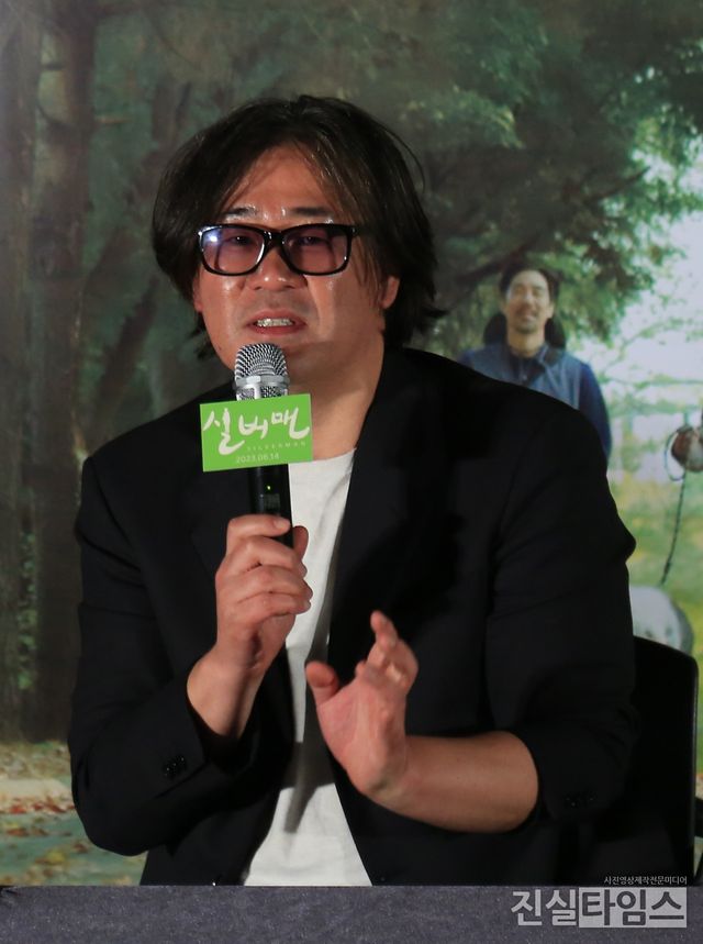 인사말하는 최윤호 감독&nbsp;(서울=진실타임스) 이윤영 기자 =&nbsp;한국영화&nbsp;‘실버맨’&nbsp;언론시사회&nbsp;및&nbsp;기자간담회가&nbsp;5일&nbsp;오후 4시 30분 서울&nbsp;용산구&nbsp;한강대로&nbsp;23길&nbsp;55&nbsp;아이파크몰&nbsp;6층&nbsp;용산CGV 18관에서&nbsp;열렸다.&nbsp;이 날, 실버맨을 연출한&nbsp;최윤호&nbsp;감독이 인사말을 하고 있다. 2023.6.5&nbsp;jinsiltimesdesk@jinsiltimes.org