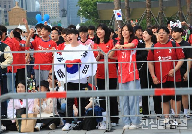 축구로 하나된 대한민국~ (서울=진실타임스) 이윤영 기자 = 2023. 국제축구연맹(FIFA) U-20 월드컵 준결승전 대한한국 vs 이탈리아 전 거리응원전이 열린 9일 오전 6시 서울 종로구 세종로 1-68 광화문광장에서 시민들이 자리하며 대한민국 U20 축구대표팀 결승 진출을 응원 하기 위해 자리 하고 있다. 2023.6.9 jinisltimesdesk@jinsiltimes.org