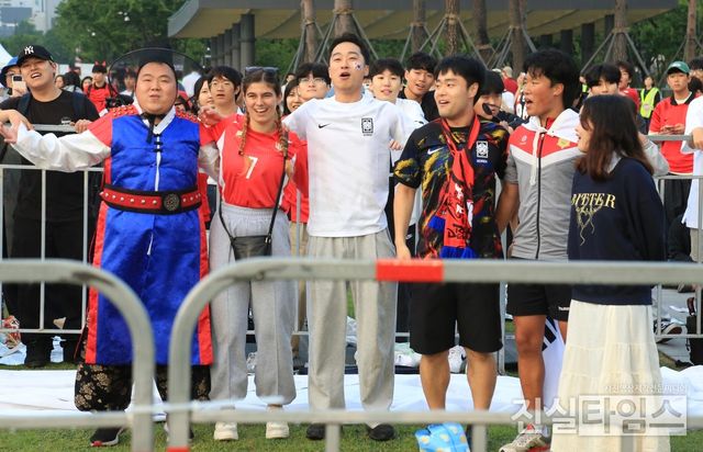 외국인 친구와 함께 대~ 한민국 (서울=진실타임스) 이윤영 기자 = 2023. 국제축구연맹(FIFA) U-20 월드컵 준결승전 대한한국 vs 이탈리아 전 거리응원전이 열린 9일 오전 6시 서울 종로구 세종로 1-68 광화문광장에서 시민들이 외국인 친구와 함께 대한민국 U20 축구대표팀을 응원을 하고 있다. 2023.6.9 jinisltimesdesk@jinsiltimes.org
