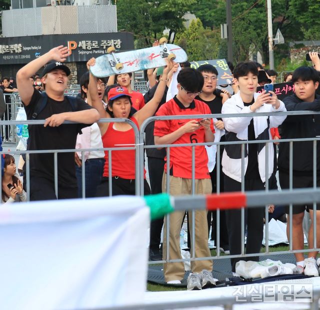 결승 진출을 염원하며~ (서울=진실타임스) 이윤영 기자 = 2023. 국제축구연맹(FIFA) U-20 월드컵 준결승전 대한한국 vs 이탈리아 전 거리응원전이 열린 9일 오전 6시 서울 종로구 세종로 1-68 광화문광장에서 시민들이 대한민국 U20 축구대표팀 결승 진출 염원을 담아 응원을 하고 있다. 2023.6.9 jinisltimesdesk@jinsiltimes.org