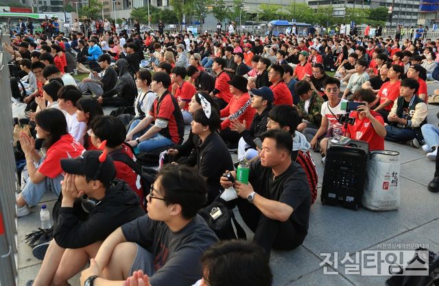 반 년 만에 광화문광장서 ‘대~한민국’ 거리응원 (서울=진실타임스) 이윤영 기자 = 2023. 국제축구연맹(FIFA) U-20 월드컵 준결승전 대한한국 vs 이탈리아 전 거리응원전이 열린 9일 오전 6시 서울 종로구 세종로 1-68 광화문광장에서 붉은악마와 시민들이 자리하며 대한민국 U20 축구대표팀을 응원하기 위해 자리 하고 있다. 2023.6.9 jinisltimesdesk@jinsiltimes.org