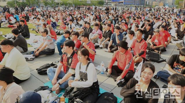 ‘졌잘싸’ 대한민국 U20 축구대표팀과 함께한 시민들 (서울=진실타임스) 이윤영 기자 = 2023. 국제축구연맹(FIFA) U-20 월드컵 준결승전 대한한국 vs 이탈리아 전 거리응원전이 열린 9일 오전 6시 서울 종로구 세종로 1-68 광화문광장에서 대한민국 U20 축구대표팀이 이탈리아와 준결승전에서 1 : 2 석패하며 2대회 결승 진출에는 좌절됐다. 하지만, 2대회 연속 4강 진출이라는 금자탑을 기록했다. 한편, 시민들은 아쉽지만 2대회 연속 4강 진출을 기록한 대한민국 U20 축구대표팀 선수단으로 함께 했다. 2023.6.9 jinisltimesdesk@jinsiltimes.org&nbsp;