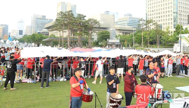 반 년 만에 광화문광장서 대형 태극기로 거리응원 물결 (서울=진실타임스) 이윤영 기자 = 2023. 국제축구연맹(FIFA) U-20 월드컵 준결승전 대한한국 vs 이탈리아 전 거리응원전이 열린 9일 오전 6시 서울 종로구 세종로 1-68 광화문광장에서 붉은막마와 시민들이 자리하며 대한민국 U20 축구대표팀 결승 진출을 응원 하기 위해 대형 태극기 물결을 선보이며 응원을 하고 있다. 2023.6.9 jinisltimesdesk@jinsiltimes.org