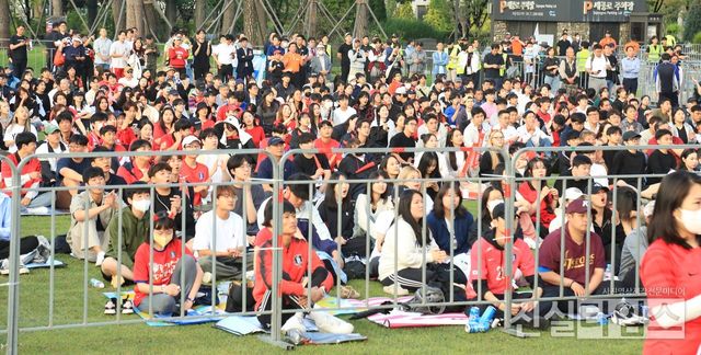 ‘졌잘싸’ 대한민국 U20 축구대표팀과 함께한 시민들 (서울=진실타임스) 이윤영 기자 = 2023. 국제축구연맹(FIFA) U-20 월드컵 준결승전 대한한국 vs 이탈리아 전 거리응원전이 열린 9일 오전 6시 서울 종로구 세종로 1-68 광화문광장에서 대한민국 U20 축구대표팀이 이탈리아와 준결승전에서 1 : 2 석패하며 2대회 결승 진출에는 좌절됐다. 하지만, 2대회 연속 4강 진출이라는 금자탑을 기록했다. 한편, 시민들은 아쉽지만 2대회 연속 4강 진출을 기록한 대한민국 U20 축구대표팀 선수단으로 함께 했다. 2023.6.9 jinisltimesdesk@jinsiltimes.org
