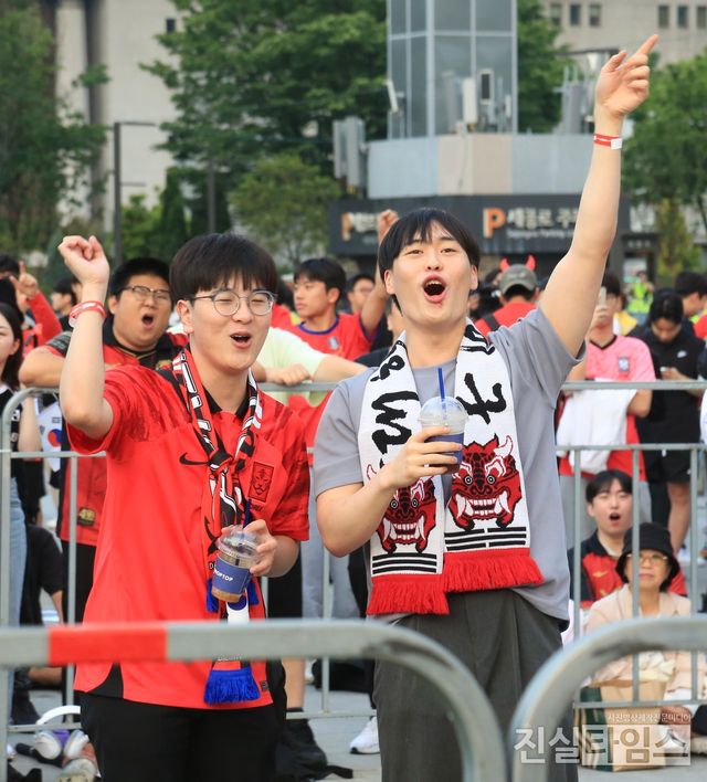 가자~ 결승으로~ (서울=진실타임스) 이윤영 기자 = 2023. 국제축구연맹(FIFA) U-20 월드컵 준결승전 대한한국 vs 이탈리아 전 거리응원전이 열린 9일 오전 6시 서울 종로구 세종로 1-68 광화문광장에서 시민들이 대한민국 결승 진출 바라며 응원을 하고 있다. 2023.6.9 jinisltimesdesk@jinsiltimes.org