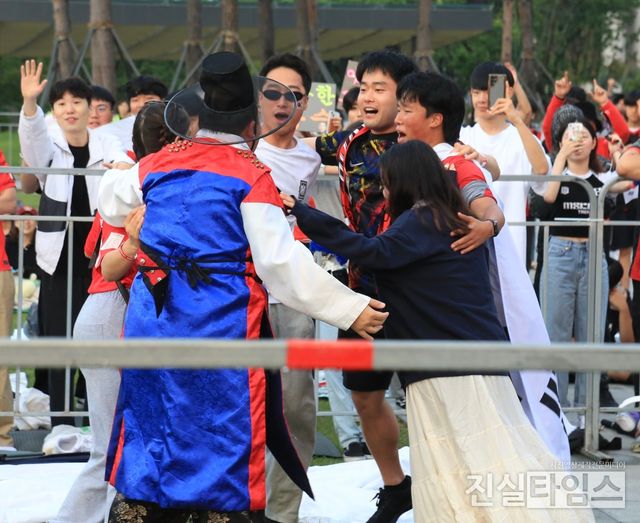 대한민국 승리를 위해~ (서울=진실타임스) 이윤영 기자 = 2023. 국제축구연맹(FIFA) U-20 월드컵 준결승전 대한한국 vs 이탈리아 전 거리응원전이 열린 9일 오전 6시 서울 종로구 세종로 1-68 광화문광장에서 국적을 넘나들며 시민들이 서로 얼싸 안으며 대한민국 승리를 위해 응원전을 선보이고 있다. 2023.6.9 jinisltimesdesk@jinsiltimes.org