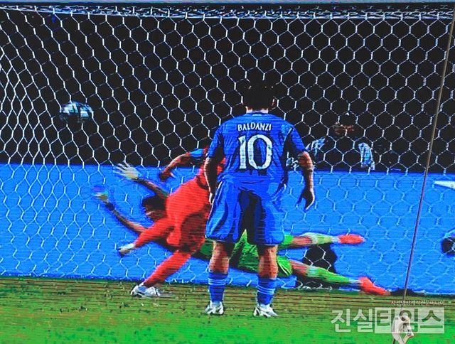 대한민국 동점골 (서울=진실타임스) 이윤영 기자 = 2023. 국제축구연맹(FIFA) U-20 월드컵 준결승전 대한한국 vs 이탈리아 전 거리응원전이 열린 9일 오전 6시 서울 종로구 세종로 1-68 광화문광장에서 TV 대형 전광판을 통해 VAR 판독 끝에 페널티킥이 선언 키커로 이승원이 페널티킥을 성공하며 대한민국의 천금 같은 동점골을 얻어 1 : 1 균형을 맞췄다. 2023.6.9 jinisltimesdesk@jinsiltimes.org