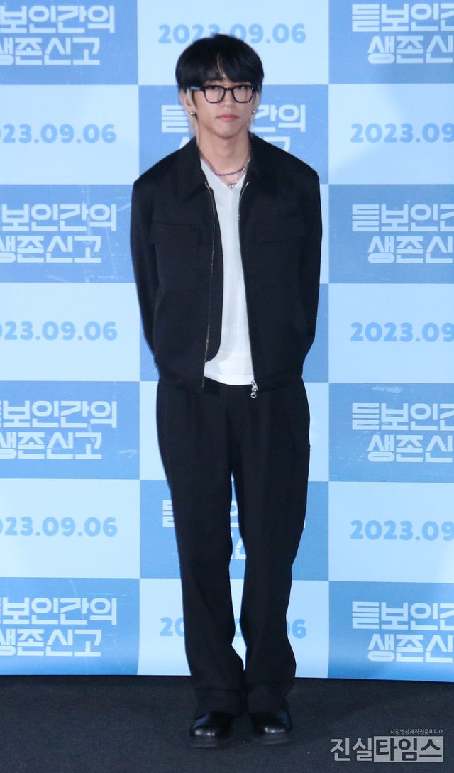 훈남 이승윤 (서울=진실타임스) 이윤영 기자 =&nbsp;한국영화 '듣보인간의 생존신고'&nbsp;언론시사회 및&nbsp;기자간담회가 29일 오후 2시&nbsp;서울 용산구 한강대로 23길 55 용산CGV 아이파크몰에서 열렸다.&nbsp;이 날, 가수 이승윤이 포토 포즈 취하고 있다. 2023.8.29 jinsiltimesdesk@jinsiltimes.org