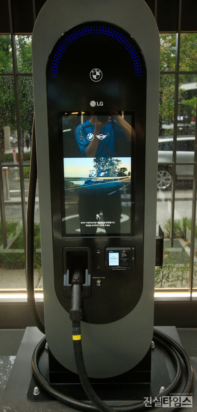 BMW그룹코리아, 전기차 충전 공개 (서울=진실타임스) 이윤영 기자 =&nbsp;BMW그룹코리아(대표 한상윤)가 지난 12일 9시 서울 중구 퇴계로 15 1층&nbsp;새로운 개념의 전기차 충전소인 ‘BMW 차징 허브 라운지’에서 열린&nbsp;