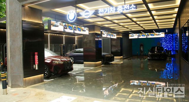 BMW그룹코리아, 전기차 충전 공간 오픈 행사&nbsp;(서울=진실타임스) 이윤영 기자 =&nbsp;BMW그룹코리아(대표 한상윤)가 지난 12일 9시 서울 중구 퇴계로 15 1층&nbsp;새로운 개념의 전기차 충전소인 ‘BMW 차징 허브 라운지’에서 열린&nbsp;