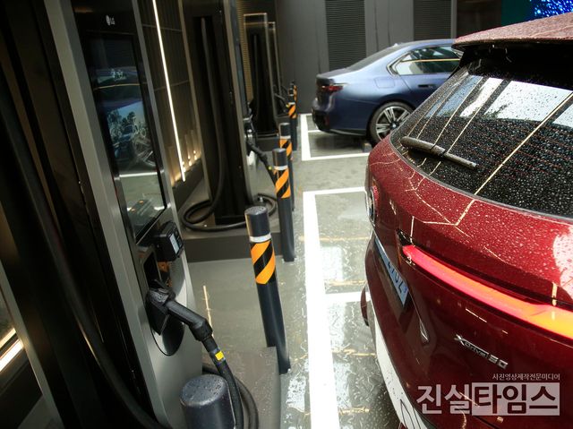 BMW그룹코리아, 전기차 충전 공개 (서울=진실타임스) 이윤영 기자 =&nbsp;BMW그룹코리아(대표 한상윤)가 지난 12일 9시 서울 중구 퇴계로 15 1층&nbsp;새로운 개념의 전기차 충전소인 ‘BMW 차징 허브 라운지’에서 열린&nbsp;