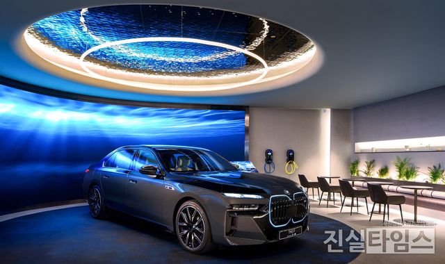 BMW그룹코리아, 신개념 공공 전기차 충전소 'BMW 차징 허브 라운지' 공식 개소 (서울=진실타임스) 이윤영 기자 =&nbsp;BMW그룹코리아(대표 한상윤)가 지난 12일 9시 서울 중구 퇴계로 15 1층&nbsp;새로운 개념의 전기차 충전소인 ‘BMW 차징 허브 라운지’에서 열린&nbsp;