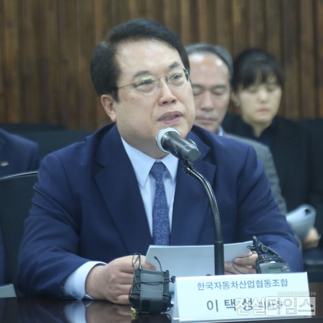 성명서 발표하는 이택성 한국자동차산업협동조합 이사장&nbsp;(서울=진실타임스) 이윤영 기자 = 이택성 한국자동차산업협동조합 이사장이&nbsp;13일 오전 10시 서울 서초구 서초대로 62길 9-22 자동차산업회관에서 열린 “‘2035. 국가 온실가스 감축목표(NDC) 수송부문 설정’ 관련 자동차부품산업계 성명서 발표 기자회견