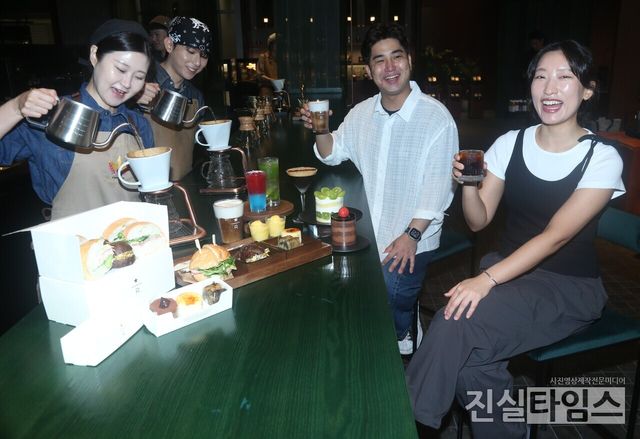 “서울의 중심의 즐기는 커피 라운지”…스타벅스 리저브의 광화문’ 오픈&nbsp;(서울=진실타임스) 이윤영 기자 =&nbsp;스타벅스 코리아(대표 손정현)가 26일 오후 9시&nbsp;서울 종로구 세종대로 178 KT&nbsp;광화문 빌딩&nbsp;West 1층 스타벅스 리저스 광화문점을 오픈하면&nbsp;종로 랜드마크인 스타벅스 리저브 광화문점에서 대한민국은&nbsp;커피 역사의 시작점인 궁궐과 맞닿은 공간이라는 점에서 영감을 얻어 장충라운지R,&nbsp;리저브도산에 이어 도심 속에서 스타벅스의 최고급 프리미엄 커피를 즐길 수 있는 리저브 전용 매장으로 운영된다.&nbsp;특히, 체험형 바(BAR)에서는 스모크 건으로 연기를 주입하는 ‘리저브 스모크드 콜드 패션드’,&nbsp;크림을 불로 그을린 ‘프렌치 바닐라 말차 라떼’ 등 다양한 추출기구를 활용한 바리스타의 섬세한 음료 제조 과정과 퍼포먼스를 가까이에서 경험 할 수 있다. 2025.08.26.&nbsp;jinsiltimesdesk@jinsiltimes.org