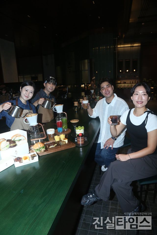 “서울의 중심에서 프리미엄 커피를 즐겨요”…스타벅스 리저브의 끝판왕의&nbsp;광화문’ 오픈&nbsp;(서울=진실타임스) 이윤영 기자 =&nbsp;스타벅스 코리아(대표 손정현)가 26일 오후 9시&nbsp;서울 종로구 세종대로 178 KT&nbsp;광화문 빌딩&nbsp;West 1층 스타벅스 리저스 광화문점을 오픈하면&nbsp;종로 랜드마크인 스타벅스 리저브 광화문점에서 대한민국은&nbsp;커피 역사의 시작점인 궁궐과 맞닿은 공간이라는 점에서 영감을 얻어 장충라운지R,&nbsp;리저브도산에 이어 도심 속에서 스타벅스의 최고급 프리미엄 커피를 즐길 수 있는 리저브 전용 매장으로 운영된다.&nbsp;특히, 체험형 바(BAR)에서는 스모크 건으로 연기를 주입하는 ‘리저브 스모크드 콜드 패션드’,&nbsp;크림을 불로 그을린 ‘프렌치 바닐라 말차 라떼’ 등 다양한 추출기구를 활용한 바리스타의 섬세한 음료 제조 과정과 퍼포먼스를 가까이에서 경험 할 수 있다. 2025.08.26.&nbsp;jinsiltimesdesk@jinsiltimes.org