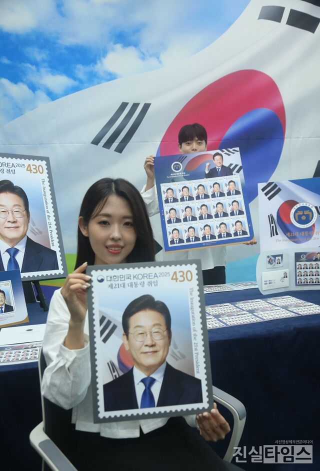 ‘제21대 대통령 취임’&nbsp;100일 기념 우표 오는 11일 발행 (서울=진실타임스) 이윤영 기자 = 과학기술정보통신부 우정사업본부(본부장 조해근)는 10일 오전 10시 서울 영등포구 여의나루로 60 포스트타워 3층 대회의실에서 열린 