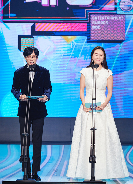 '2022 MBC 방송연예대상'에 시상자로 출연한 왼쪽부터 유재석과 최지우/사진=MBC 연예대상 제공